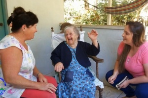 Olga Gums, 77 mora em um sítio em  Santa Teresa e só fala o pomerano