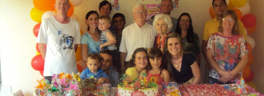 Dona Marcélia  e sua família reunida no aniversário de sua neta Sofia 