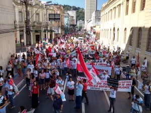 foto da passeata 15/07 dos servidores em luta pela reposição das perdas inflacionárias
