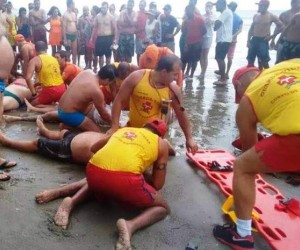 Trabalho de resgate das vítimas foi iniciado ainda na faixa de areia (Foto: Divulgação/G1) Trabalho de resgate das vítimas foi iniciado ainda na faixa de areia