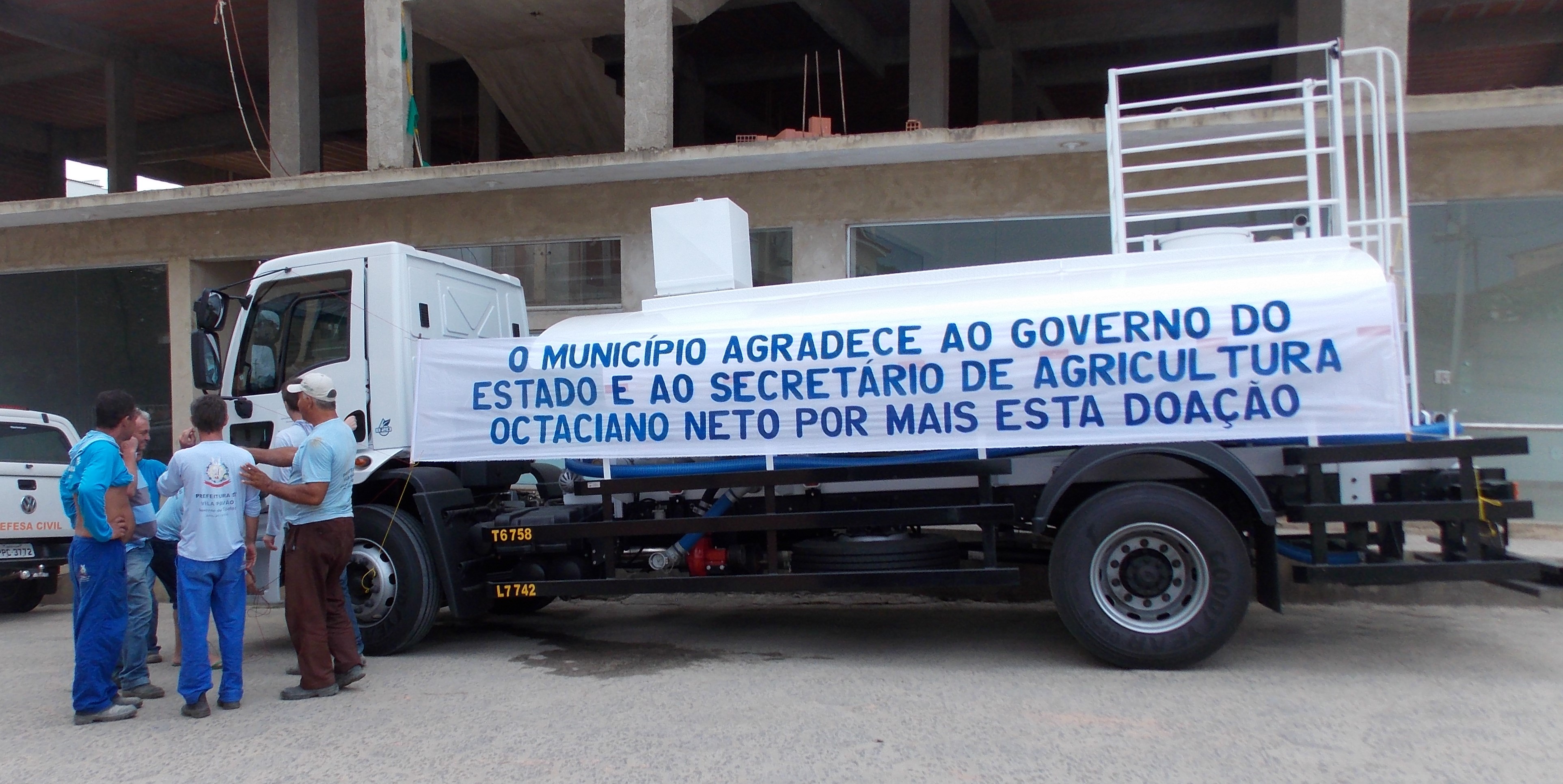 Caminhão pipa está estacionado em frente à Prefeitura Municipal. Foto: Assessoria de Comunicação PMVP