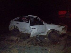 Carro em que as vítimas estavam ficou destruído - Crédito: Internauta