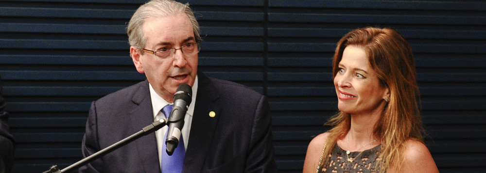 . A denúncia, que traz as informações, foi aceita nesta quinta-feira pelo juiz Sérgio Moro, tornando a mulher de Cunha ré na Lava Jato.