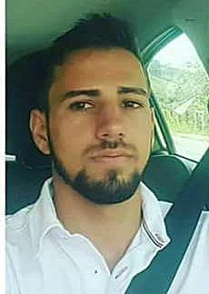 Deivyson Pereira Guedes, 20 anos de idade, foi encontrado por pessoas que transitavam no local por volta de 06h40min, no interior do veículo