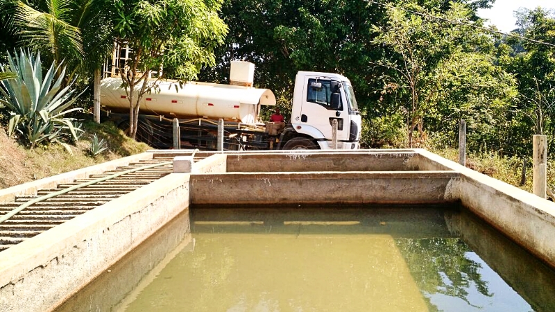 Estação de tratamento da localidade sendo abastecida de água levada de poço artesiano da sede do muncipio