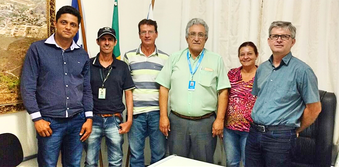 O prefeito Irineu Wutke, o secretário municipal de Agricultura, José Henrique Martins, a vereadora Vera Lúcia Elias, o presidente do STR de Nova Venécia e Vila Pavão, Ademir Cassaro e o chefe do escritório local do Incaper, Rogério Durães de Oliviera estiveram reunidos semana passada com diretores do Bandes