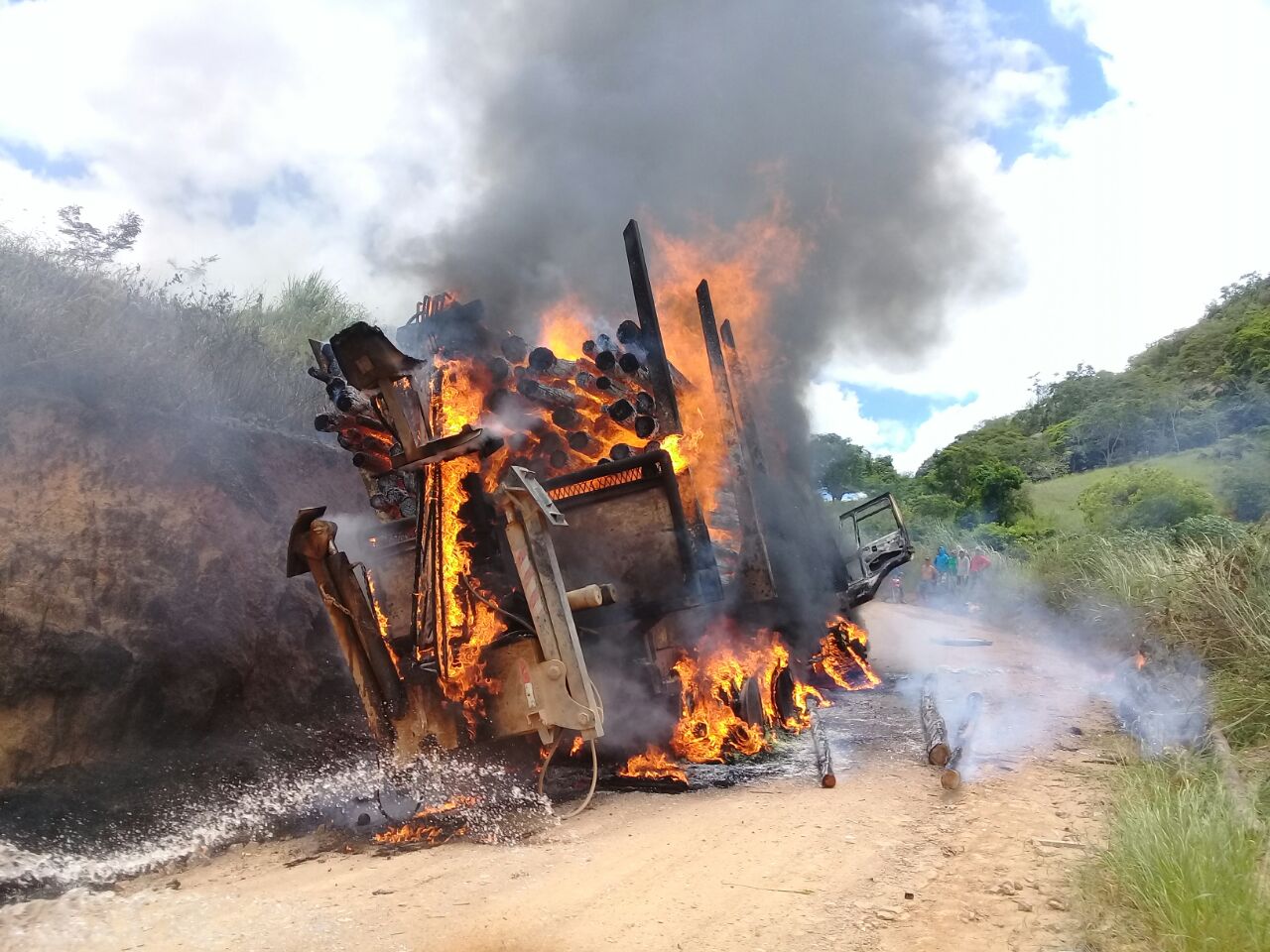 Caminhão e a carga foram consumidos por completo pelas chamas 