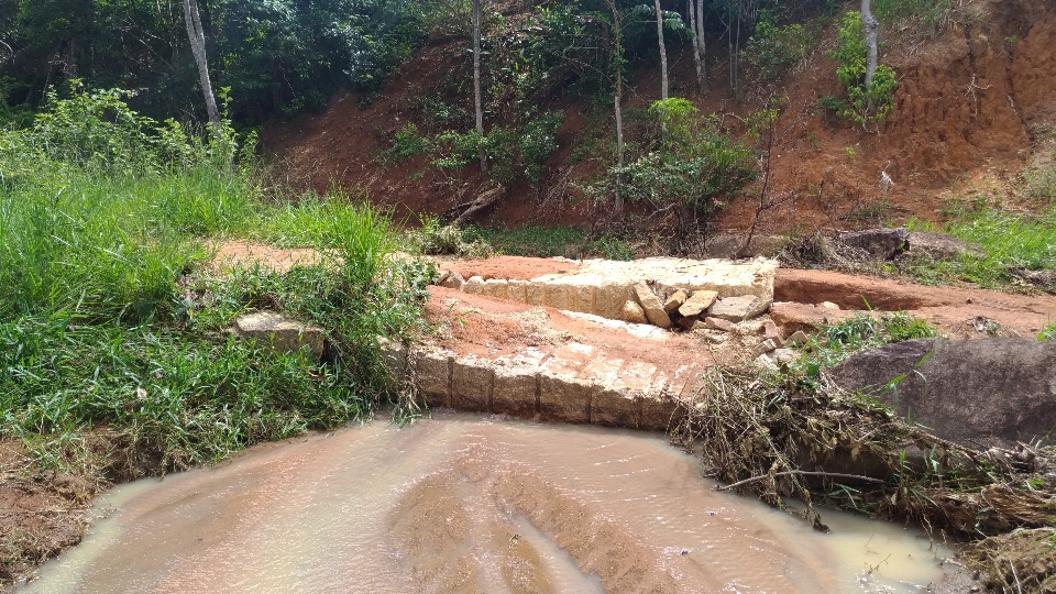 Bueiro que dá acesso a produtores no Córrego da Garapinha foi destruído