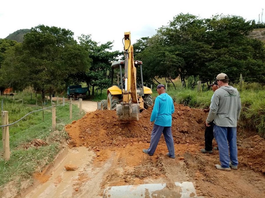 Construção de dois bueiros no Córrego do Alecrim e patrolamento da estrada principal 