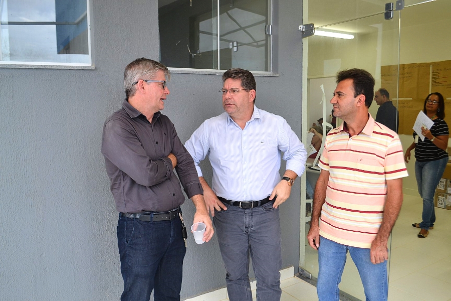 Secretário de Estado da Saúde Fabiano Marily ladeado pelo prefeito Irineu Wutke e o vice-prefeito José Wilson Vieira