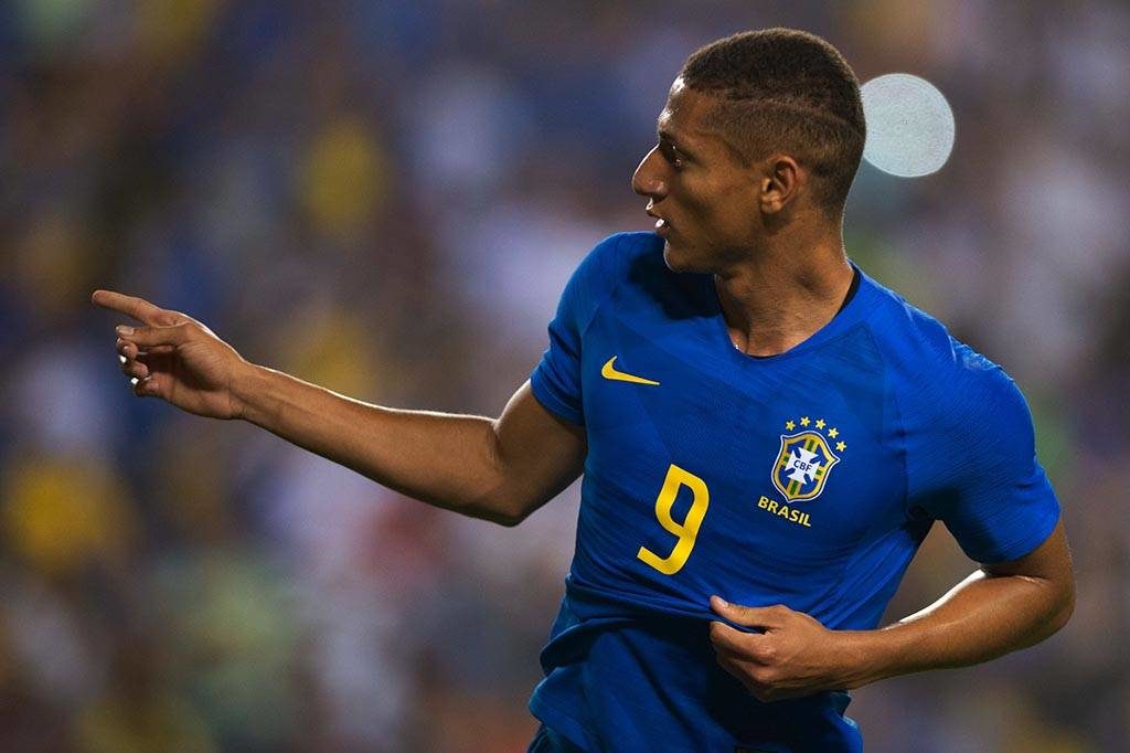 Atacante Richarlison, do clube inglês Everton, foi destaque na goleada da seleção brasileira sobre El Salvador por 5 a 0, marcando dois gols e ainda sofrendo pênalti. - EFE/ Shawn Thew