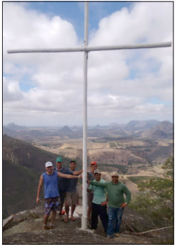 Oito amigos construíram e substituíram a cruz da Pedra do Cruzeiro, após duas horas de subida