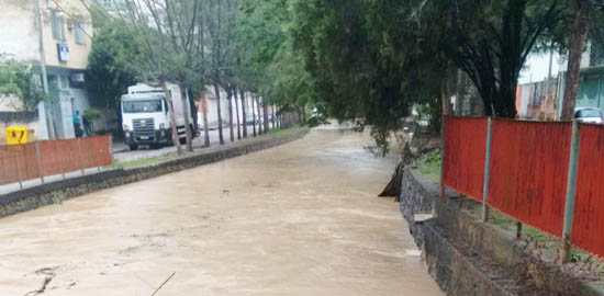 Se continuar chovendo o Rio Itaúnas, no centro, sai do leito 