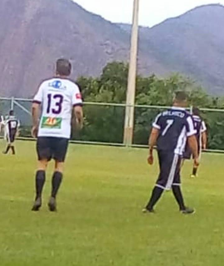 O sociológo Jorge Kuster Jacob que defendeu o time do Santos marcou o Caçola com muita competencia, mas mesmo assim, o craque do Atlético Pavoense, fez três gols.