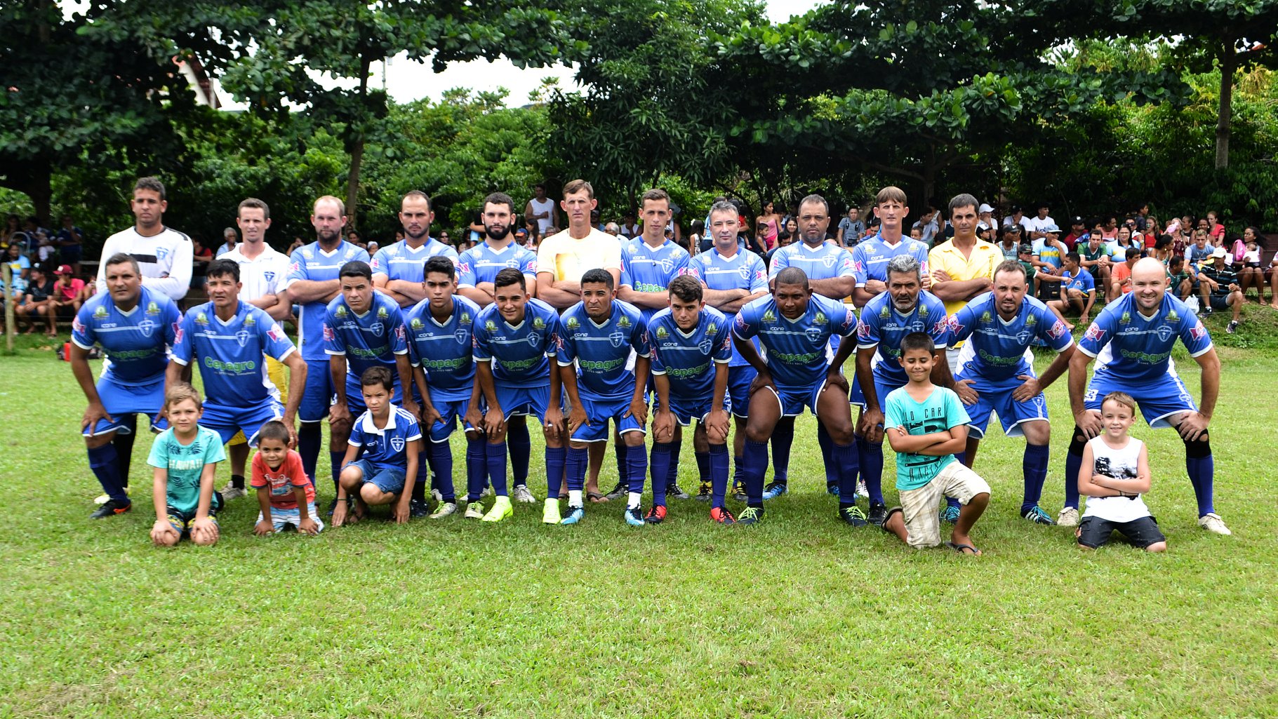 A equipe do Cruzeiro de Córrego das Flores, vice-campeã da categoria Aspirantes
