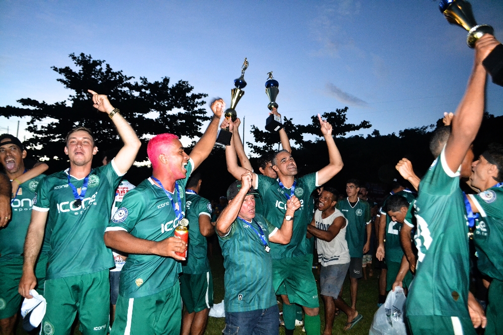 A equipe titular do São Gonçalo comemorou muito o título
