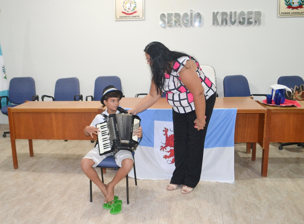 O pequeno Adryan Diego Wutke abrilhantou a reunião com uma bela apresentação de acordeon.