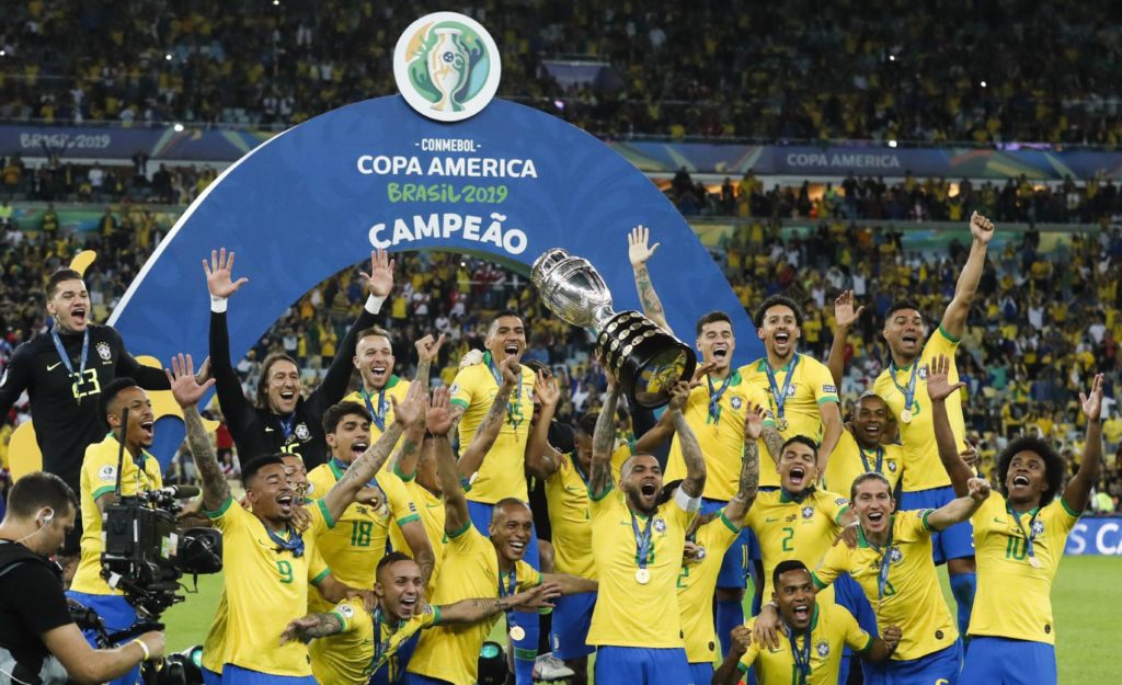 Daniel Alves ergue a taça de campeão da Copa América. VICTOR R. CAIVANO AP