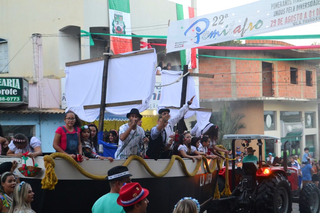 Os italianos levaram um barco para as ruas 