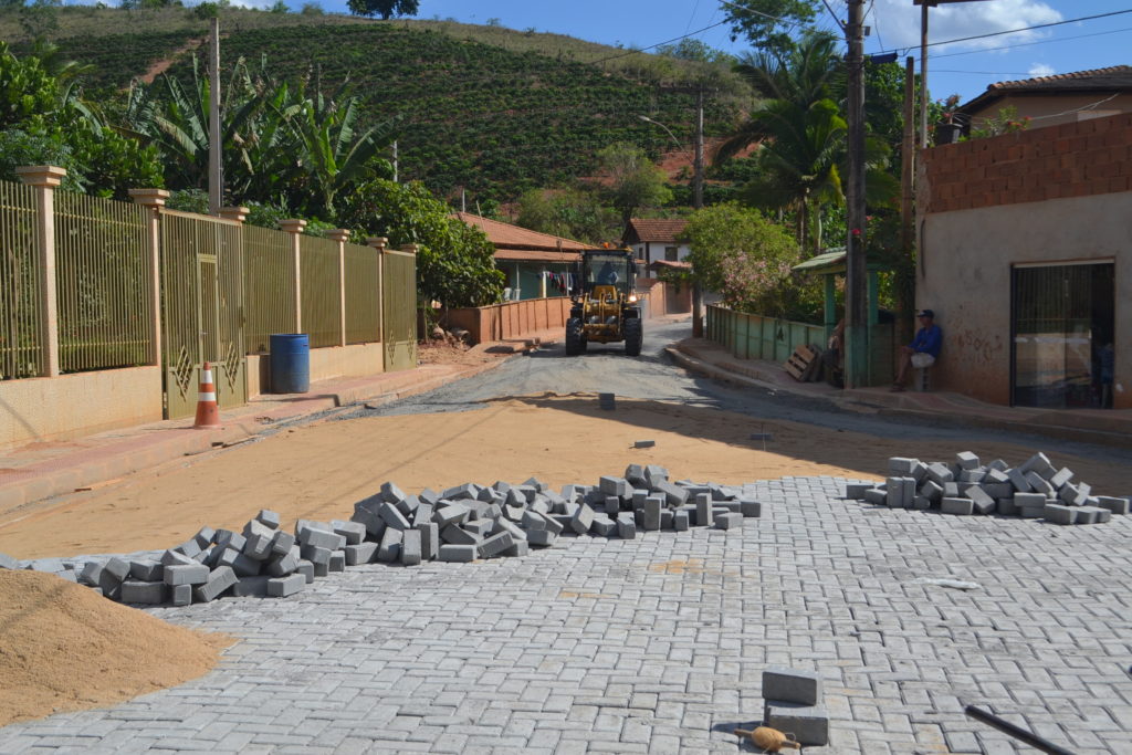 Pavimentação das ruas do distrito de Praça Rica deve ficar pronta até o próximo dia 20