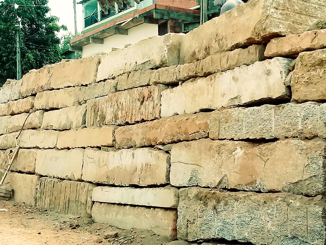 Muro construído com bloco de granito na Rua Projetada no bairro Nova Munique em parceria com mineradoras do município
