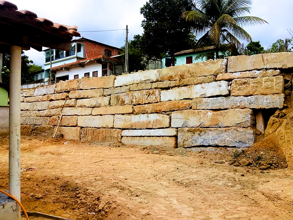 Muro construído com bloco de granito na Rua Projetada no bairro Nova Munique em parceria com mineradoras do município