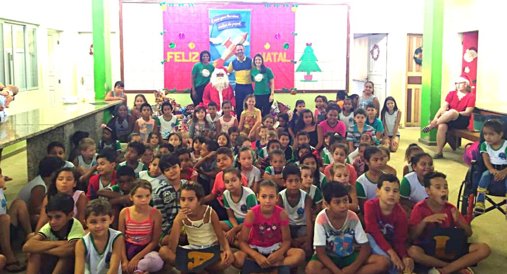equipe do Correios de Vila Pavão foi até a Escola Luiza Souza Barros, em Todos os Santos, realizar a entrega dos presentes que foram arrecadados através da campanha “Papai Noel do correios 2018”.