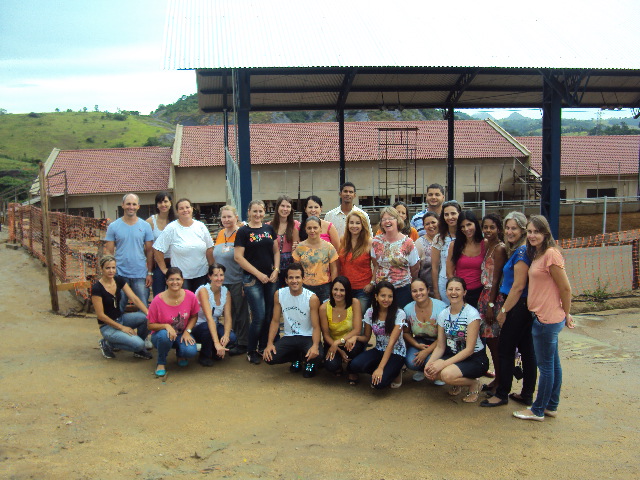 Equipe  visita obra  da nova Escola Estadual de Vila Pavão