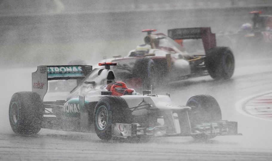 Sob chuva, Hamilton conquista a pole e larga frente no GP na Malásia