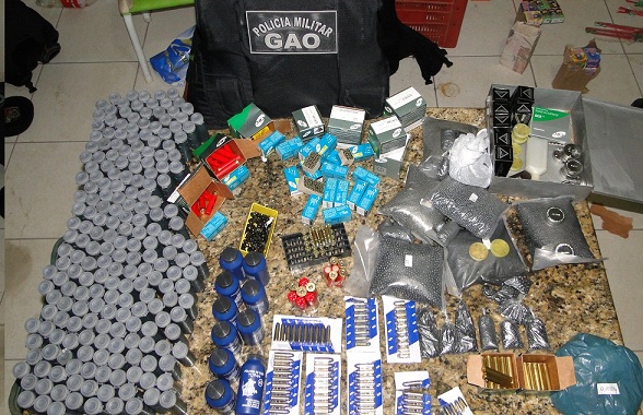Comerciante é preso com grande quantidade de munições  e fogos de artifícios em São Gabriel da Palha