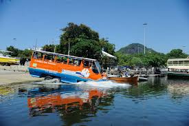 Primeiro ônibus anfíbio faz passeio no Rio