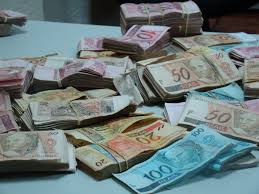 Polícia encontra R$ 1,3 milhão dentro carro no aeroporto de Goiânia