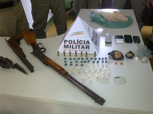PM E PC apreendem 04 armas de fogo e cocaína na zona rural de Nova Venécia 05 pessoas foram detidas durante a operação policial