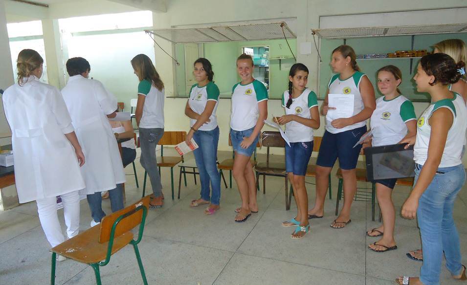 Meninas de 11 a 13 anos da escola EMEF “Esther da Costa Santos” tomaram a vacina contra o câncer do colo de útero (HPV).