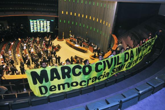 Senado aprova Marco Civil da Internet e texto segue para sanção presidencial