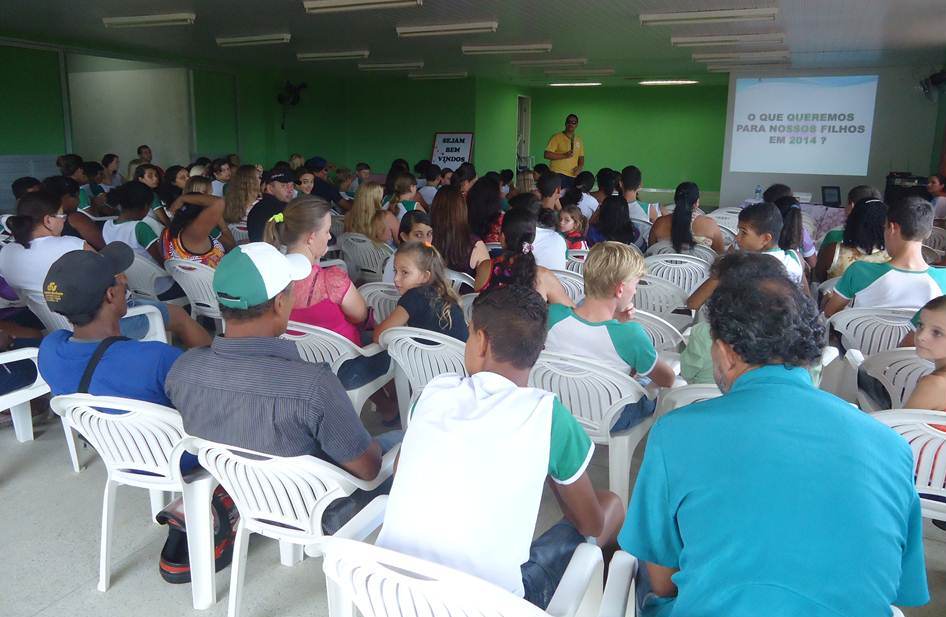 EMEF Professora “Esther da Costa Santos” realiza reunião de pais no início do ano letivo de 2014