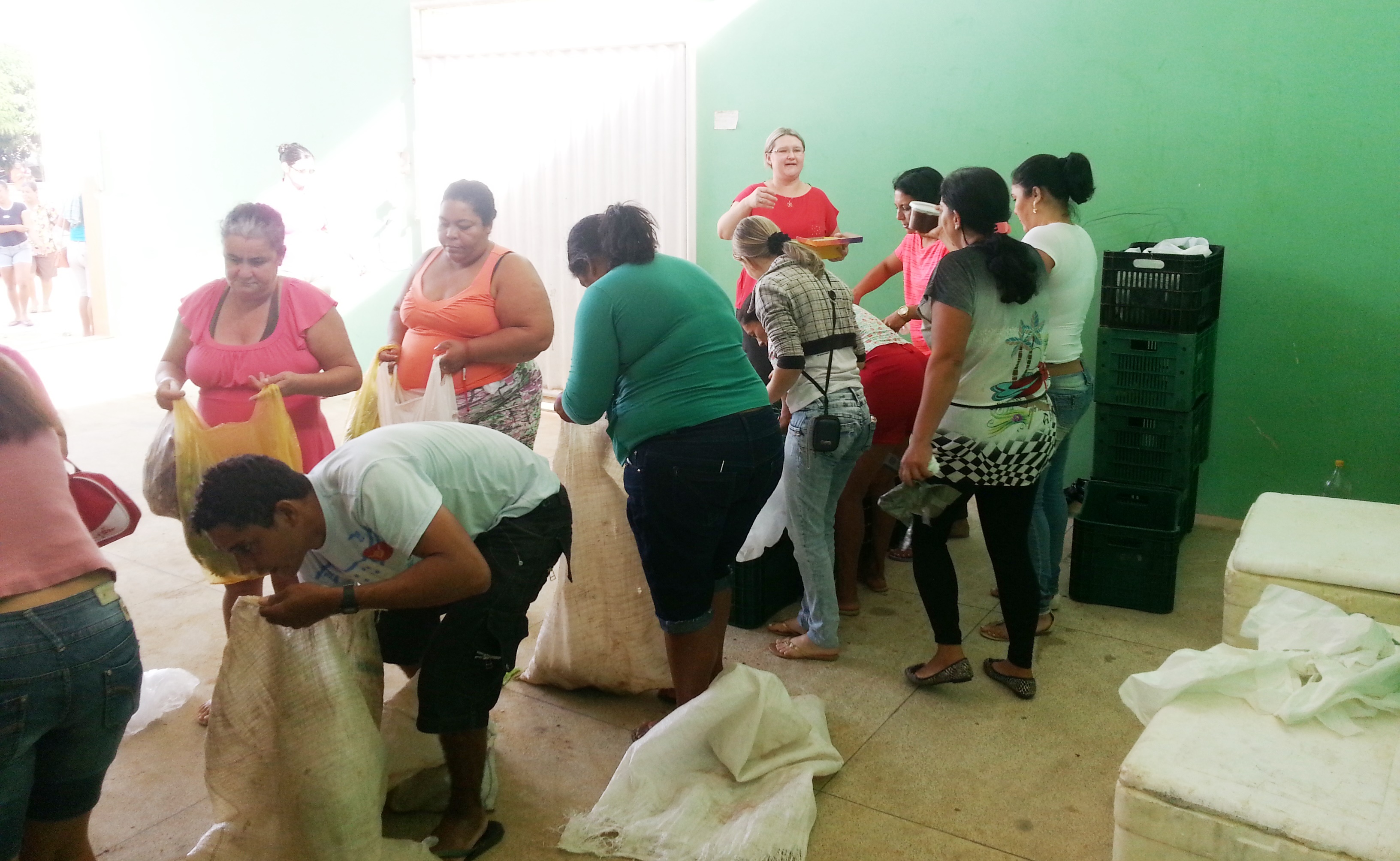 Programa distribui alimentos em Vila Pavão