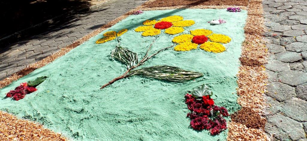 Comunidade Católica de Vila Pavão mantém tradição dos tapetes de Corpus Christi