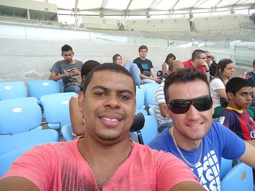 Voluntário da Copa, professor  de Barra de São Francisco, exibe  foto ao lado do craque Lukas Podolski e outras celebridades