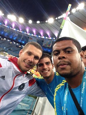 Voluntário da Copa, professor  de Barra de São Francisco, exibe  foto ao lado do craque Lukas Podolski e outras celebridades