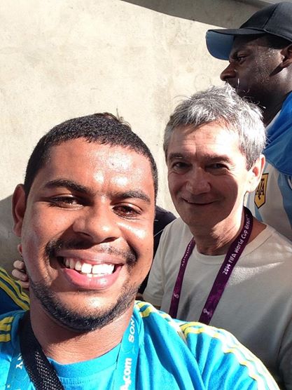 Voluntário da Copa, professor  de Barra de São Francisco, exibe  foto ao lado do craque Lukas Podolski e outras celebridades