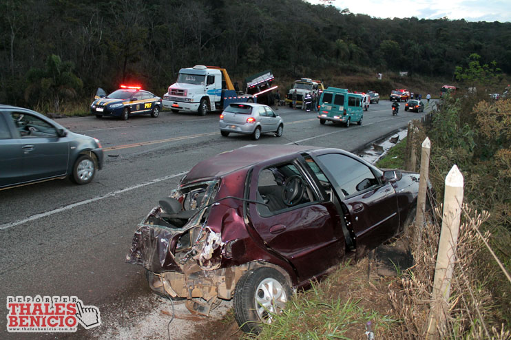 Carros destruídos ( fotos) e morte em acidente na BR 381