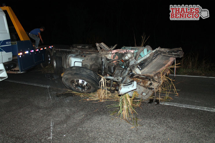 Carros destruídos ( fotos) e morte em acidente na BR 381