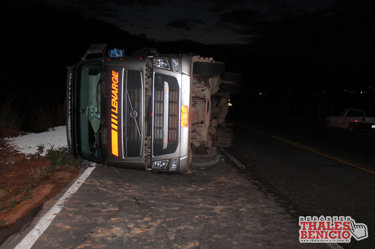 Carros destruídos ( fotos) e morte em acidente na BR 381