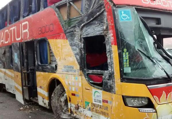 Três pessoas morrem e  39 ficam feridas em acidente entre ônibus e carreta