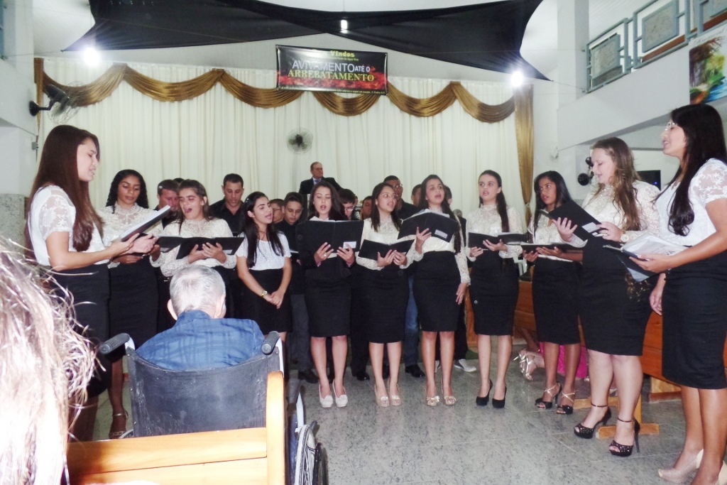 Jovens pavoenses mostram seus talentos no 2º dia de Louvor da Igreja Assembleia
