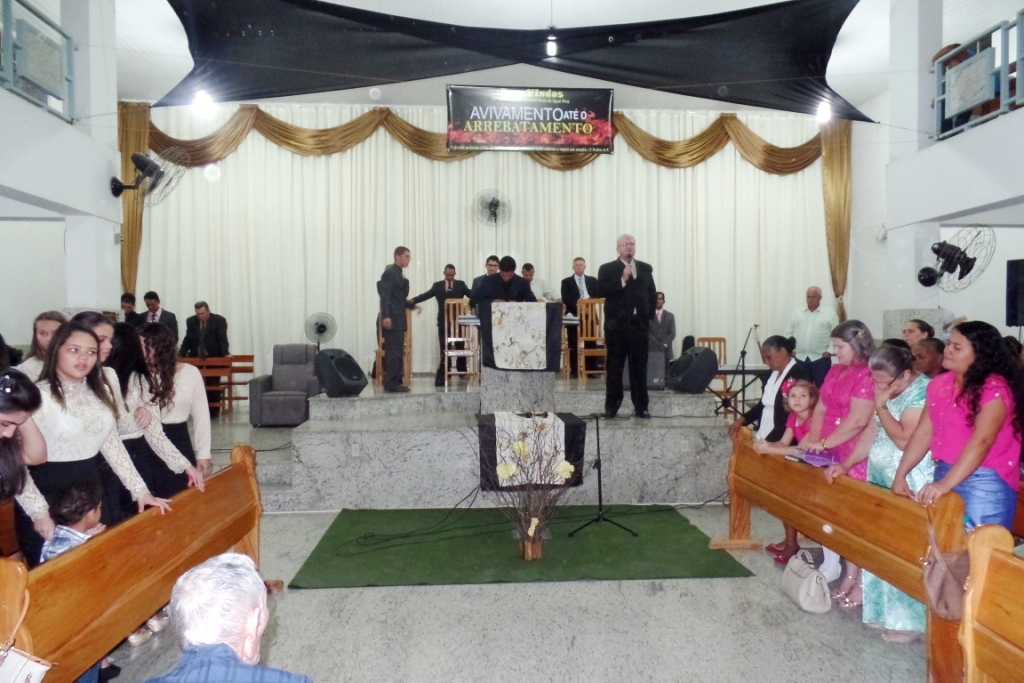 Jovens pavoenses mostram seus talentos no 2º dia de Louvor da Igreja Assembleia