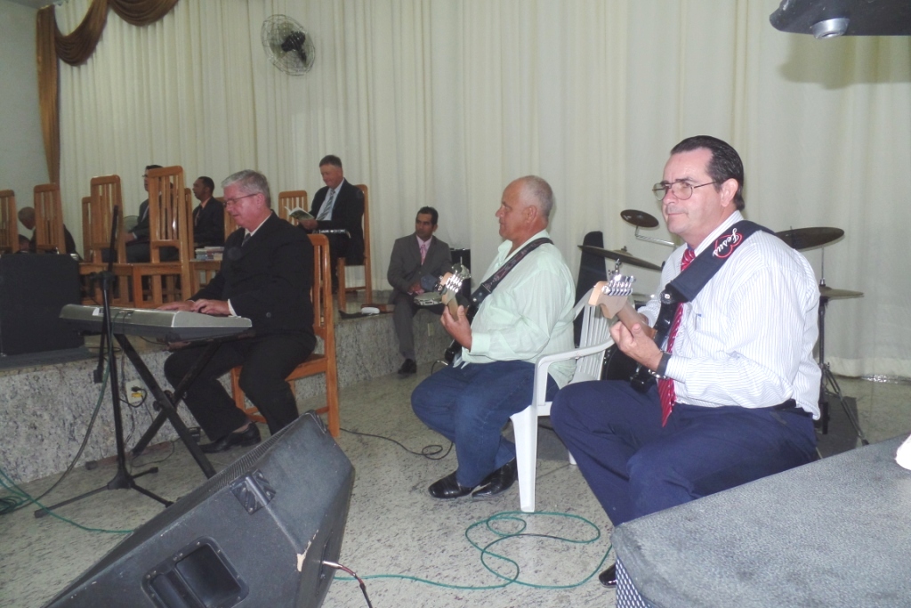 Jovens pavoenses mostram seus talentos no 2º dia de Louvor da Igreja Assembleia