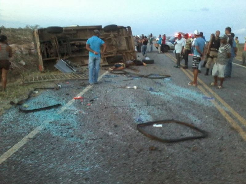 Acidente na BR 101 em São Mateus causa morte de duas pessoas