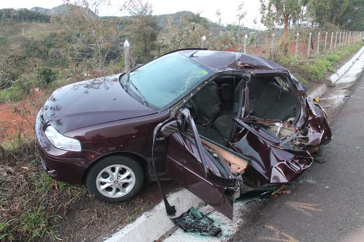 Carros destruídos ( fotos) e morte em acidente na BR 381